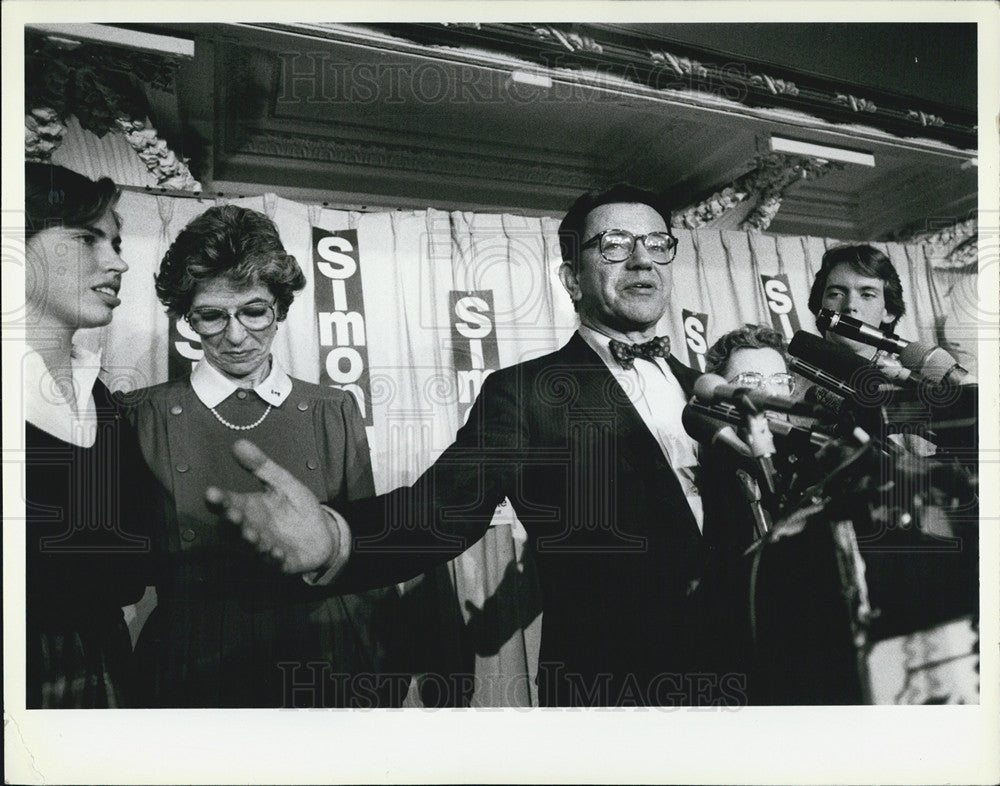 1984 Press Photo Paul Simon At Blackstone Hotel After Illinois Senate Race Win - Historic Images