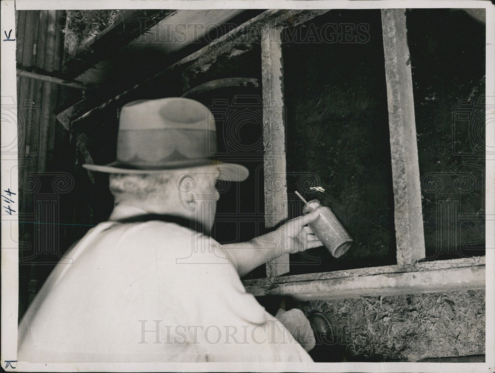 1936 Press Photo Man Places Bottle Of Salt In Water Tank For Plants Without Soil - Historic Images