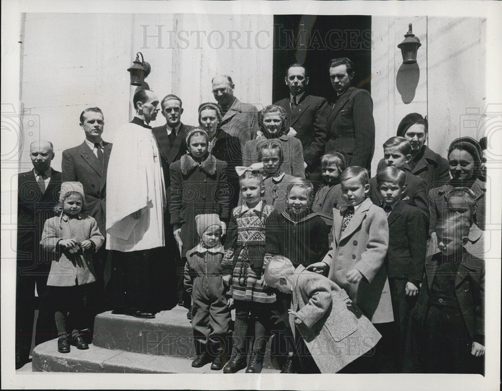 1949 Press Photo Lutheran Pastor Herbert L. Dick Estonian Displaced Persons - Historic Images