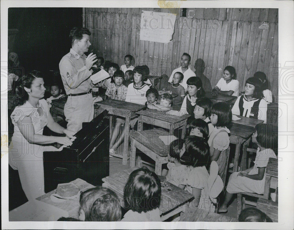 1953 Press Photo Okinawa Normal f. brumand and wife muriel bible class - Historic Images