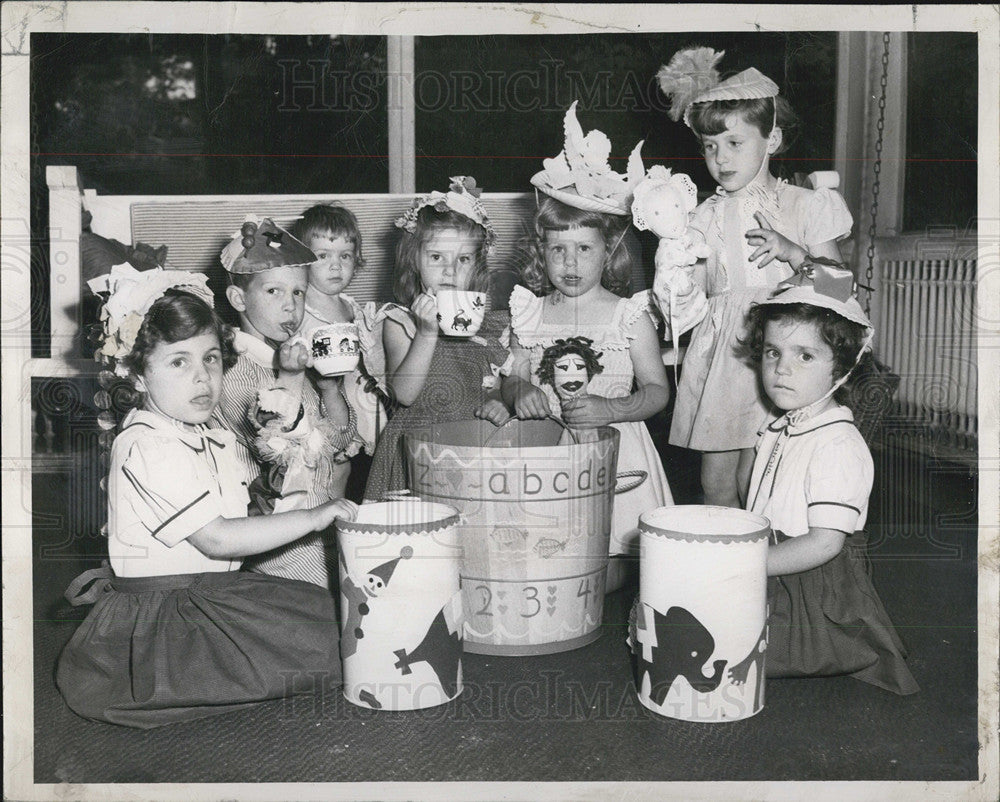 1960 Press Photo Winnetka Children&#39;s Fair Kids Handmade Cups Saucers Baskets - Historic Images