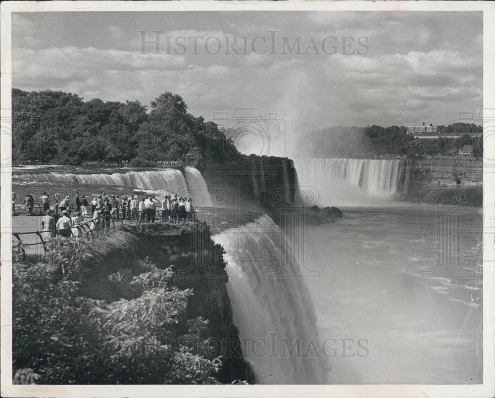 1975 Press Photo Tourists Observe 167 Foot Drop To Gorge At Niagara Falls - Historic Images