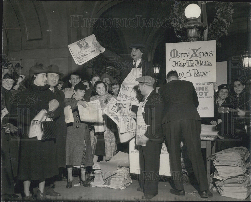 1939 Press Photo County Treasurer John Toman Peddles Souvenir Charity Newspaper - Historic Images