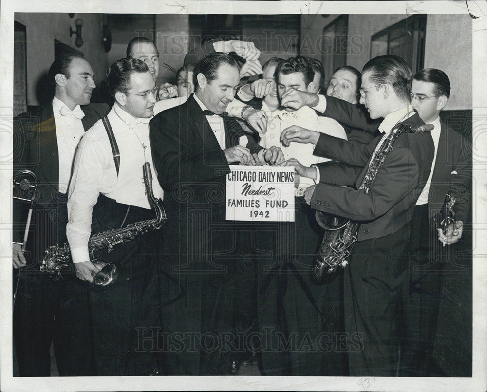 1941 Press Photo Del Courtney And Orchestra Give Donation To The Daily News Fund - Historic Images