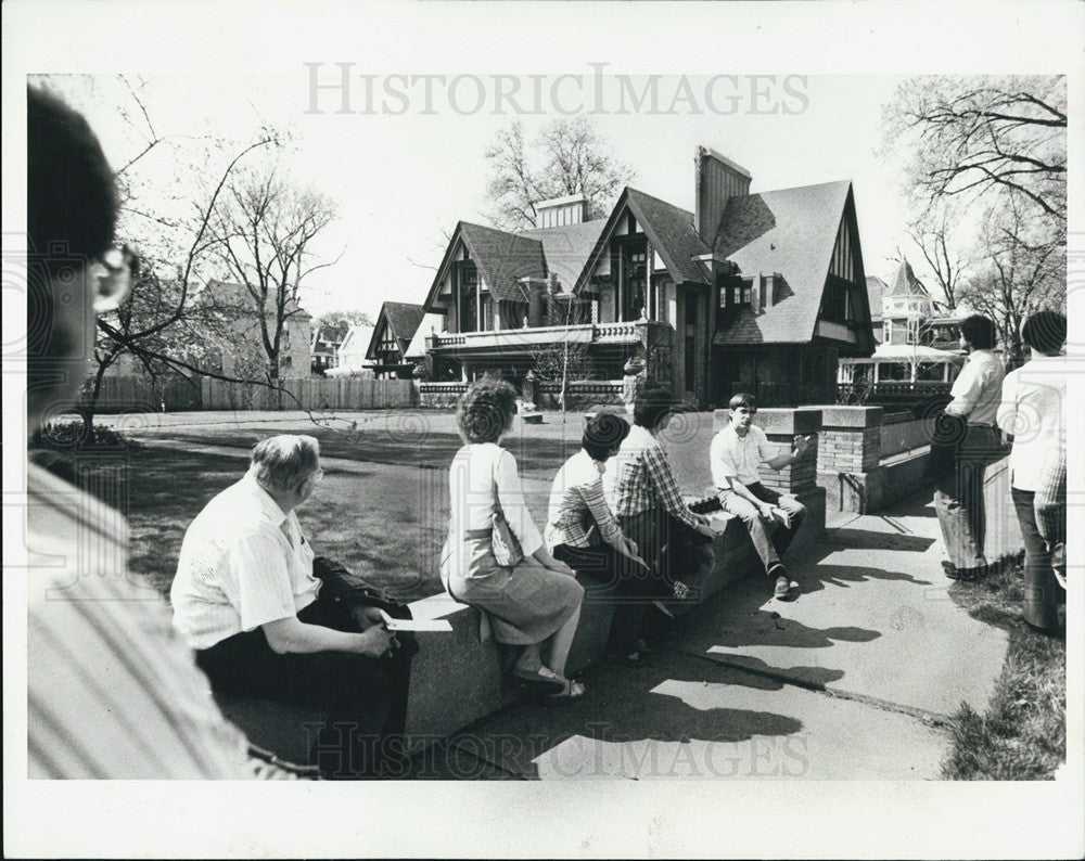 1980 Press Photo Tour Group Surveys Moore House Designed By Frank Lloyd Wright - Historic Images