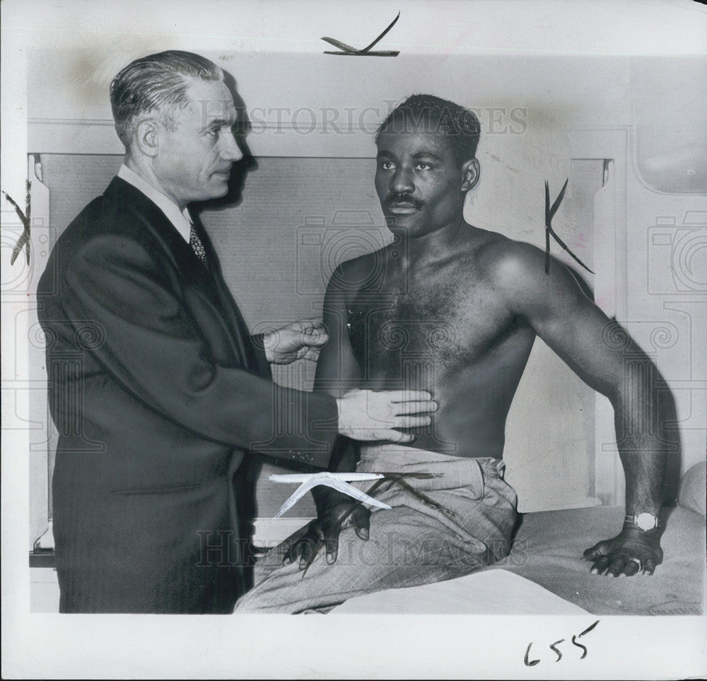 1950 Press Photo Ezzard Charles &amp; Dr Charles Muzzicate Checking Rib Injury - Historic Images