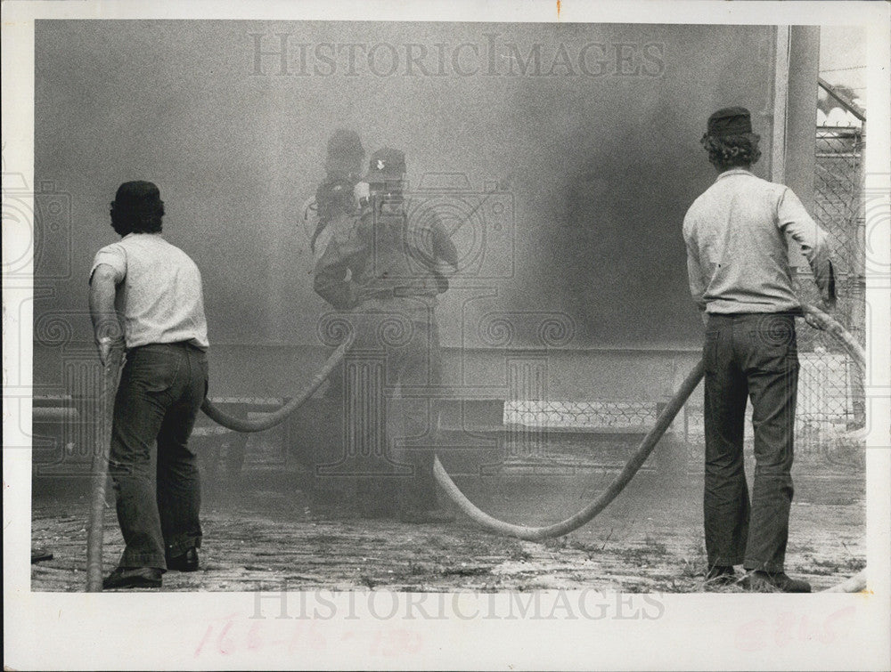 1972 Press Photo Firemen try to put out fire - Historic Images