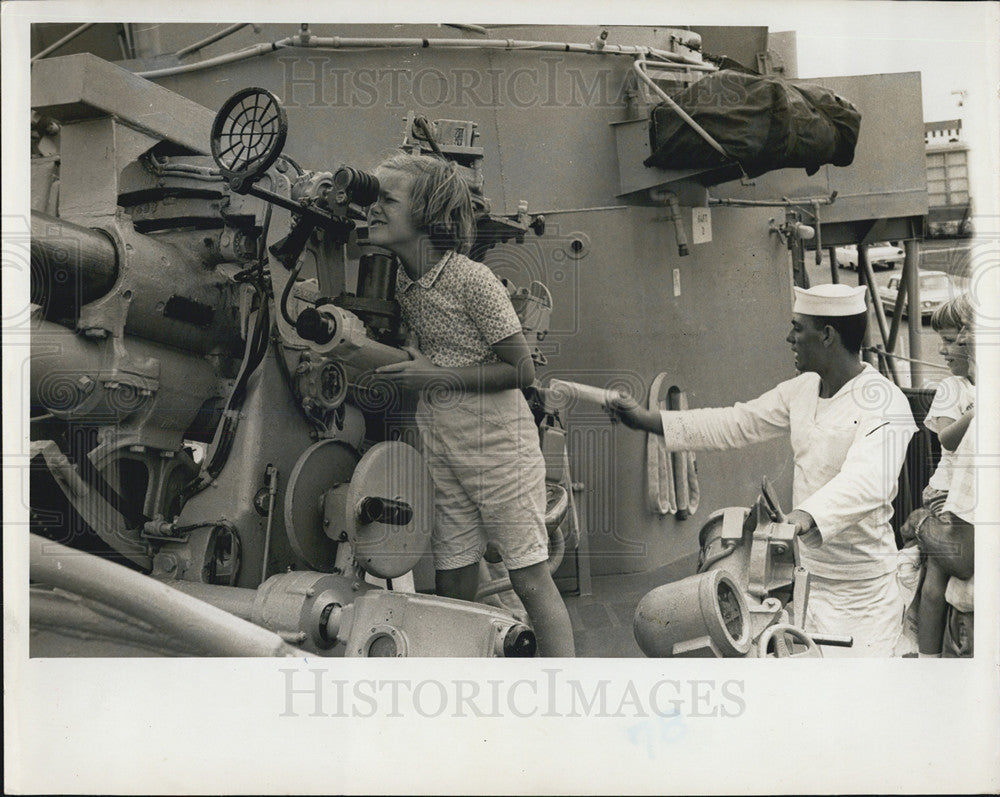 1964 Press Photo Kathryn Smith 7 Years Old Aboard USS Huse in St Petersburg - Historic Images