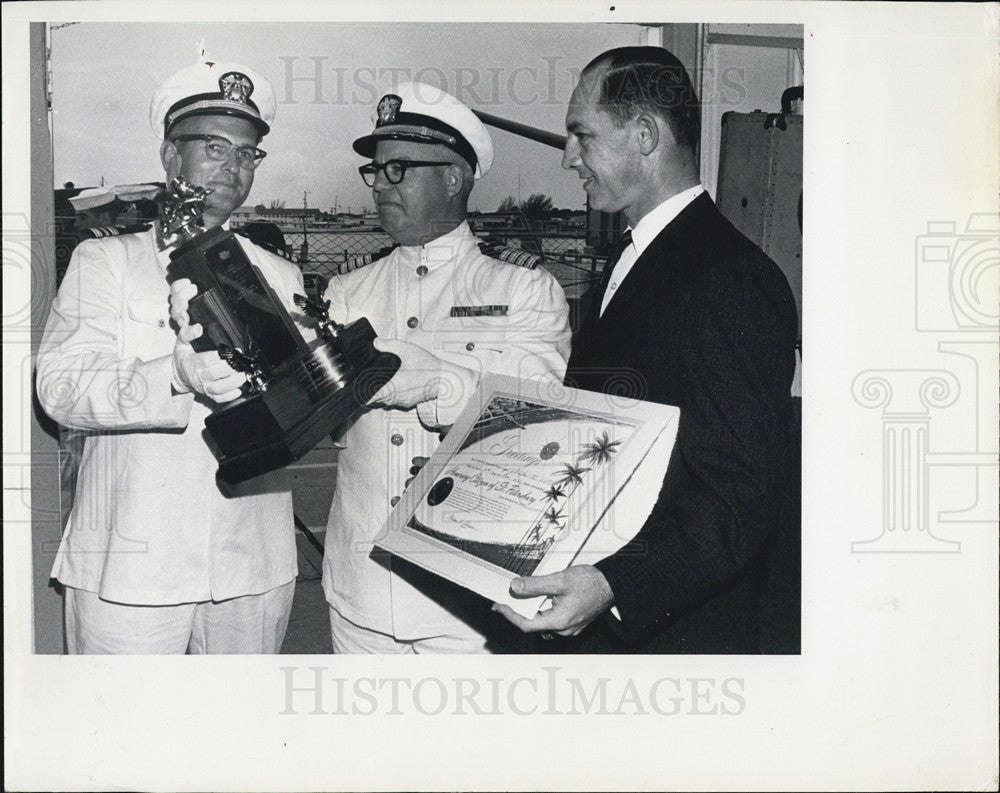 Press Photo Navy Reserve Presentation - Historic Images
