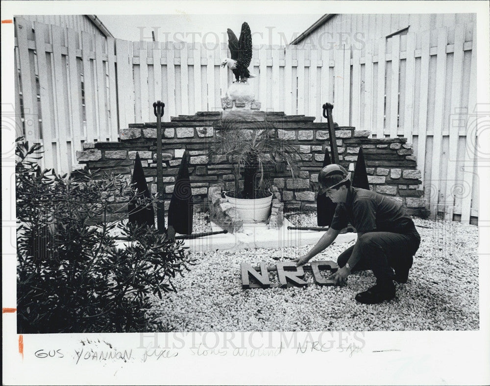 1984 Press Photo Seabee Gus Yoannon Arranges Stones Around Navy Reserve Sign - Historic Images