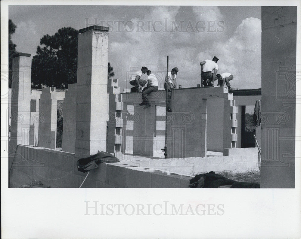 1969 Press Photo Navy Seabees Construction Battalion Crew Worker Chicago Project - Historic Images