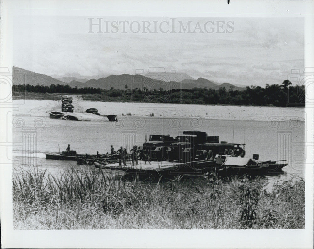 Undated Press Photo US Marine Corps Ferry Thu Bon River Vietnam Liberty Bridge Seabees - Historic Images