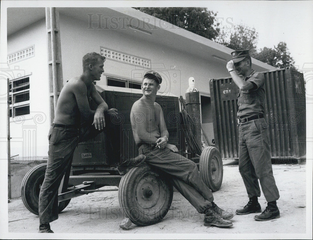 Undated Press Photo Navy Men Enjoy A Cigarette During A Break - Historic Images