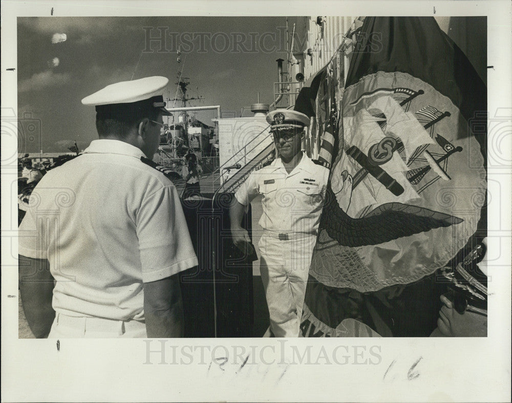 1977 Press Photo Lt Fmdr Malcolm Fitzgerald Handing Over St Petersburg Naval Rsv - Historic Images