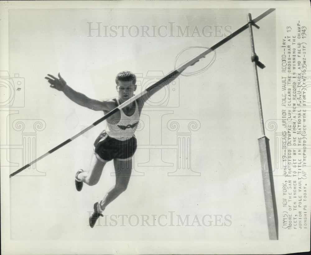 1943 Press Photo
Irving Moore
Breaks Junior Pole record - Historic Images