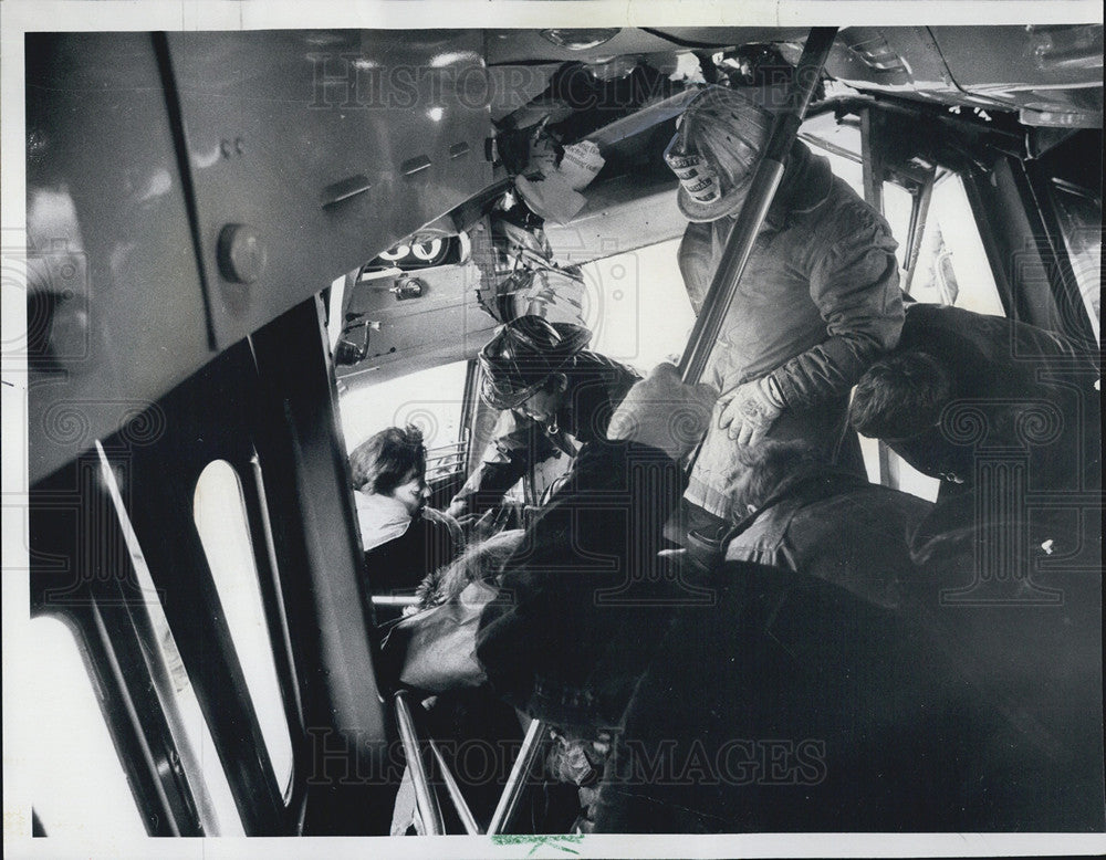 1976 Press Photo Firemen scurry in tight quarters in the -L-train in crash - Historic Images