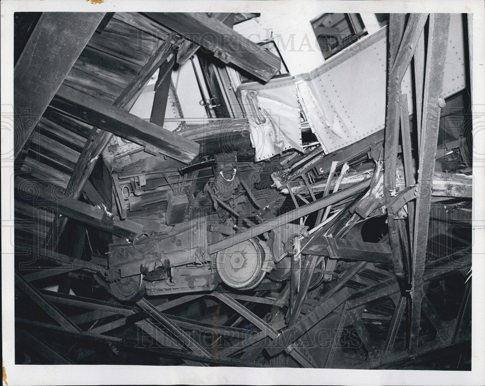 1960 Press Photo ties and wheels and a mass of splintered wood after crash of L - Historic Images