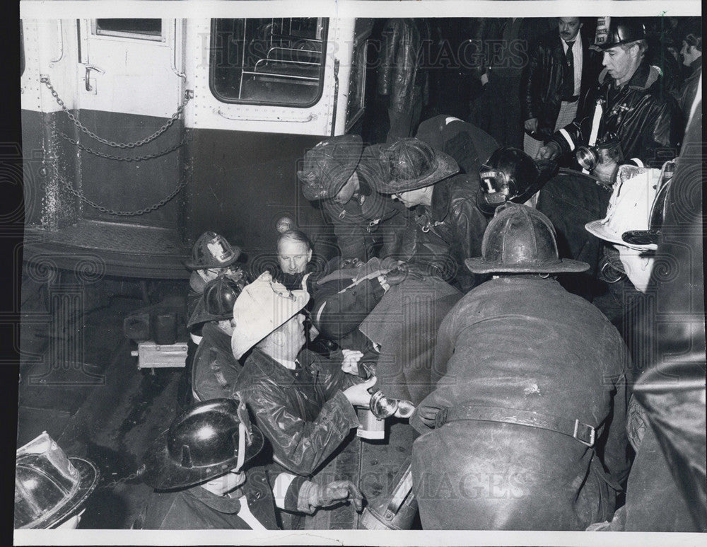 1976 Press Photo Fireman Life Samuel Howards After Falling In Front Of Train - Historic Images