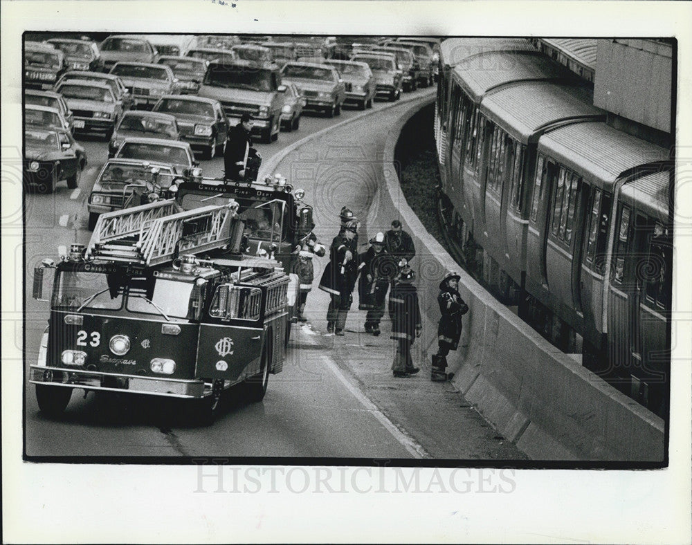 1983 Press Photo Firefighters Clear Scene Of Fire Under A El Train In Chicago - Historic Images