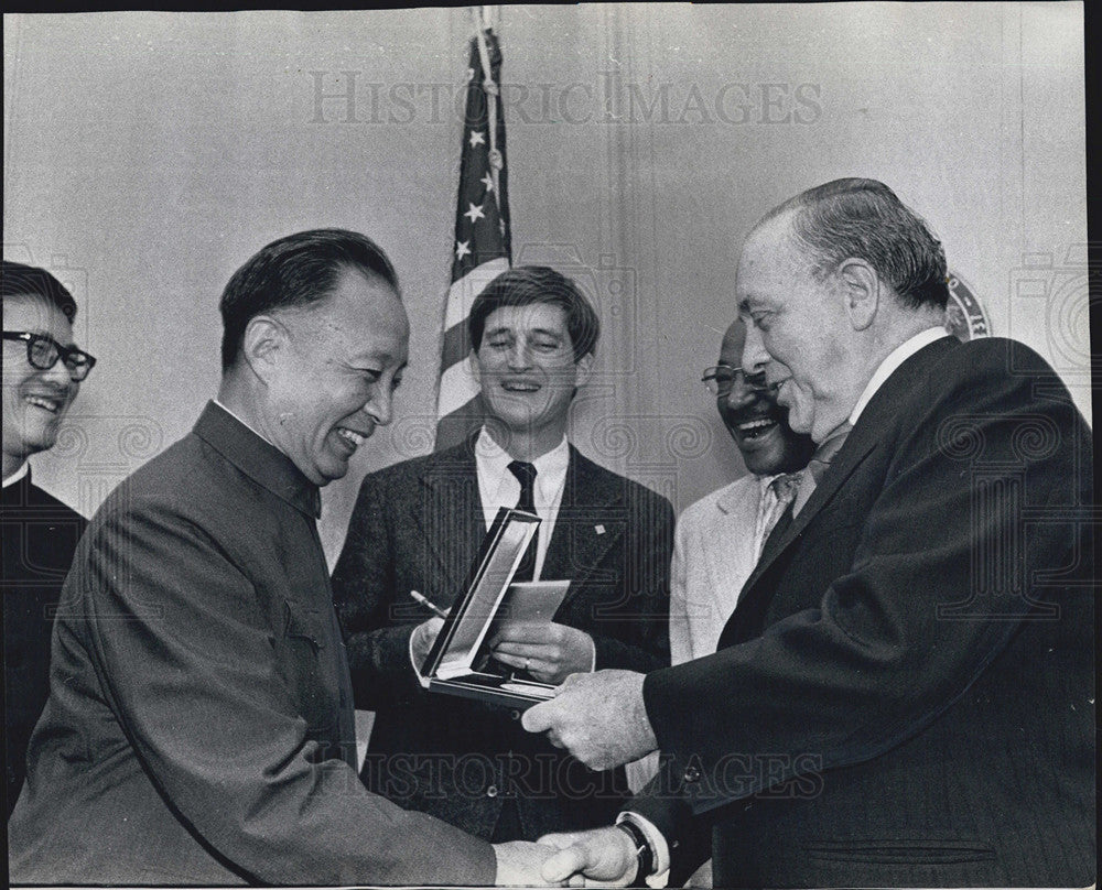 1973 Press Photo
Chu Mu-Chih
Director Hsinhua news agency
Mayor Daley - Historic Images