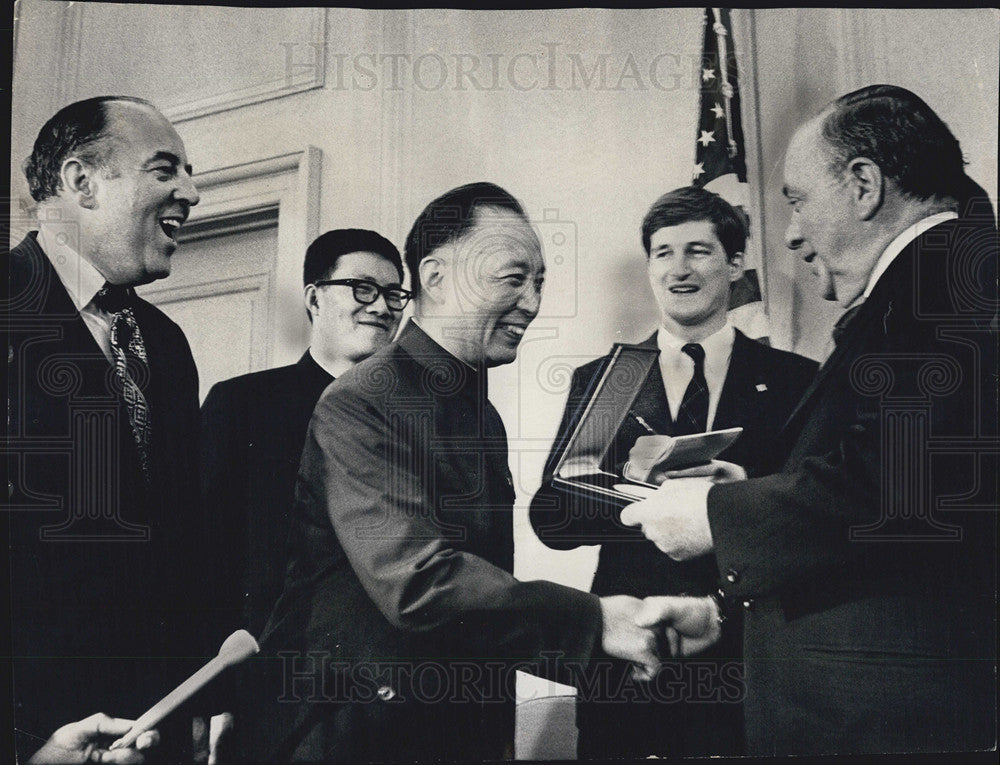 1973 Press Photo
Chu Mu-Chih
Mayor Daley
Chicago - Historic Images