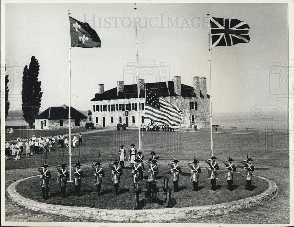 1988 Press Photo Honor Guard, dressed in British uniforms at Fort Niagara - Historic Images