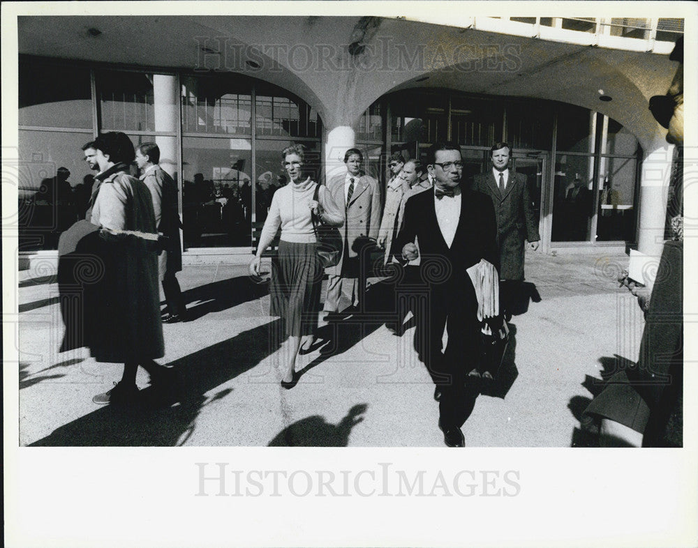 1988 Press Photo Sen. Paul Simon heads for plane at Meigs Field - Historic Images