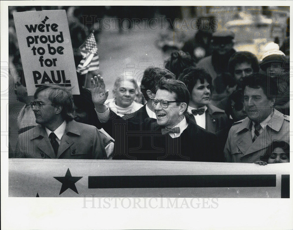 1988 Press Photo Sen. Paul Simon wearing a green tie, waves to supporters - Historic Images