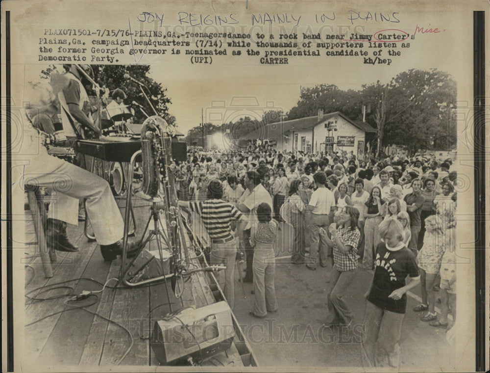 1976 Press Photo Supporters Of Jimmy Carter Campaign Dance Near Headquarters - Historic Images