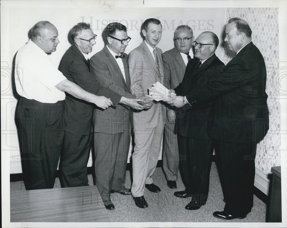 1959 Press Photo Police get reward for capture of slayers of James P. O&#39;Hara - Historic Images