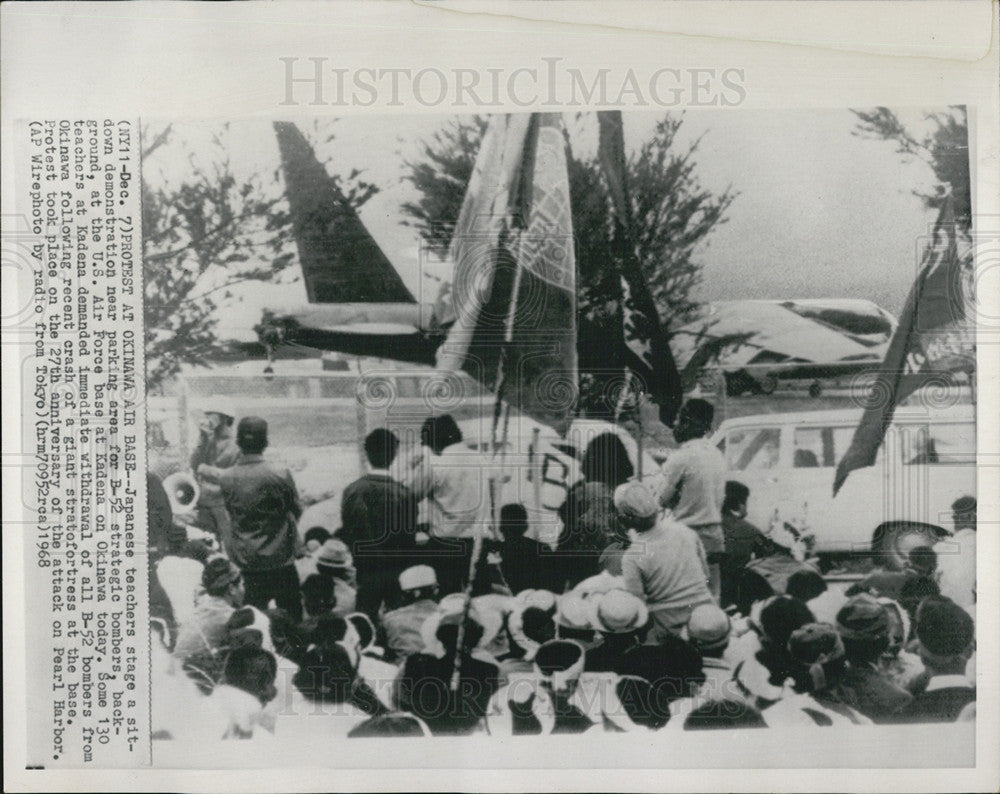 1968 Press Photo Japanese teachers stage sit-down demonstration at Kadena - Historic Images