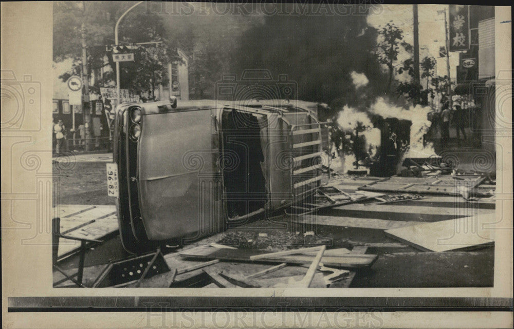 1972 Press Photo Overturned cars burn in downtown Tokyo in student protest - Historic Images