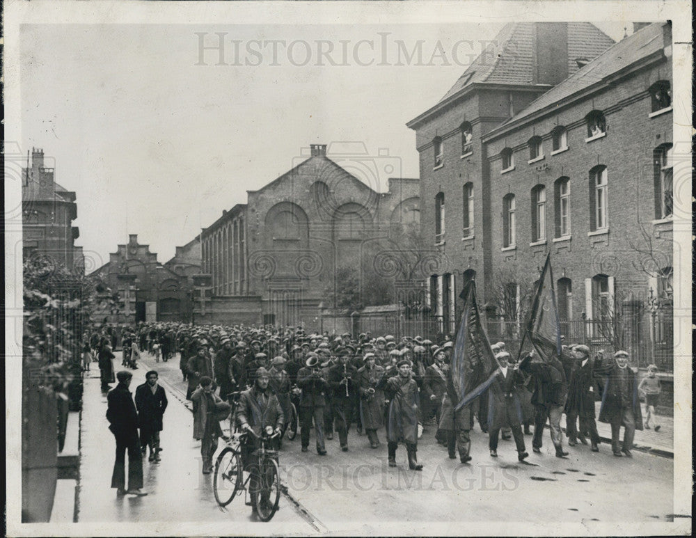 1938 Press Photo Strikers Marching From Franco-Belge Works In Raisme France - Historic Images