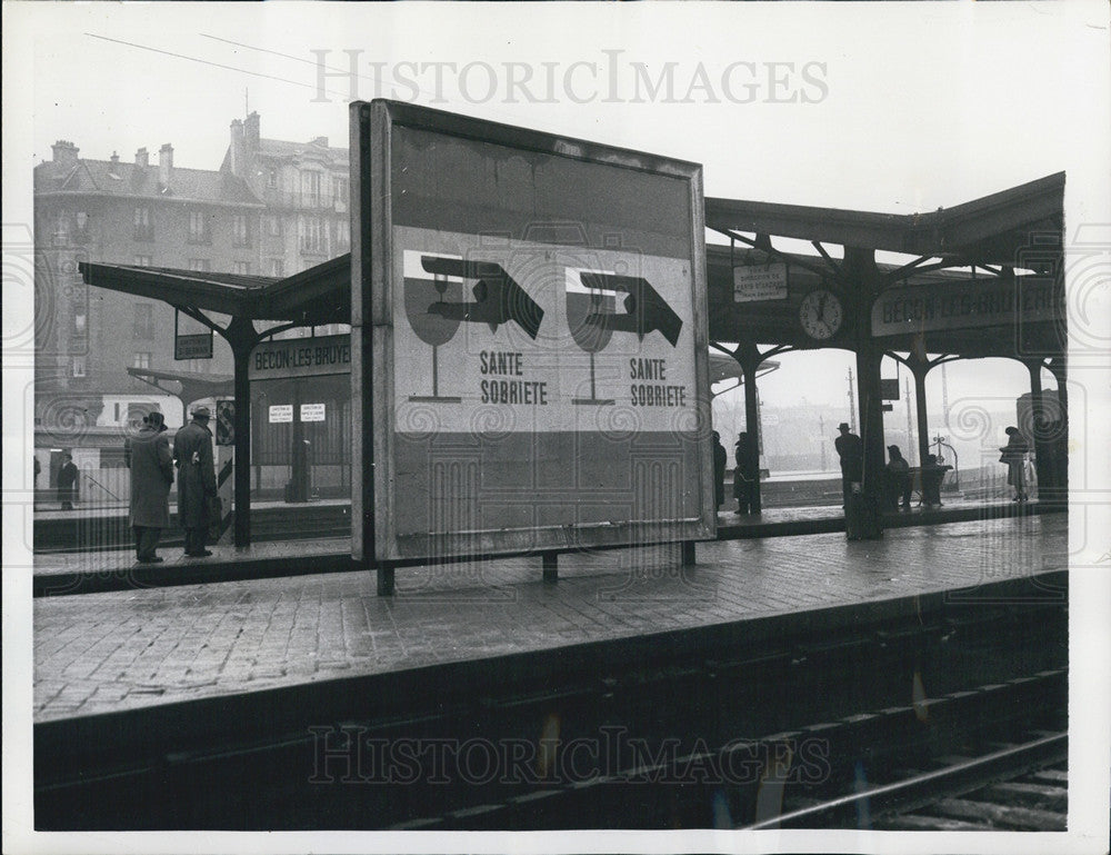 1958 Press Photo Railway Station Sign in France Promoting Health and Sobriety - Historic Images