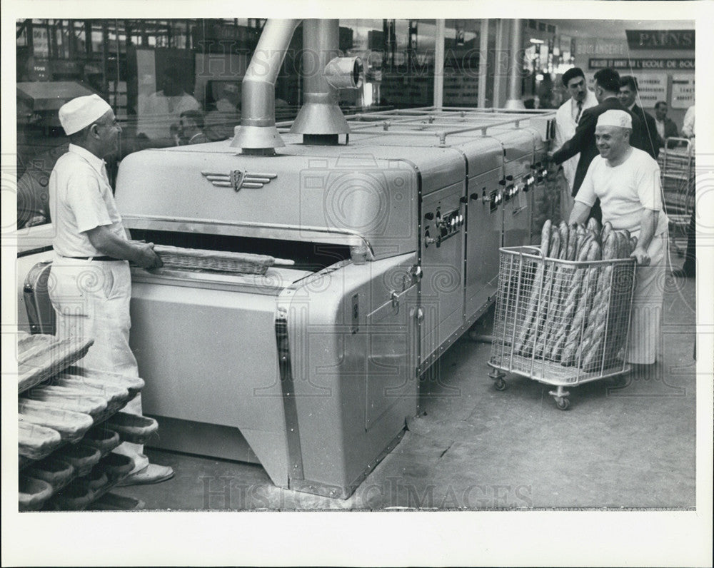 1985 Press Photo 
France Labor
Baking Bread - Historic Images