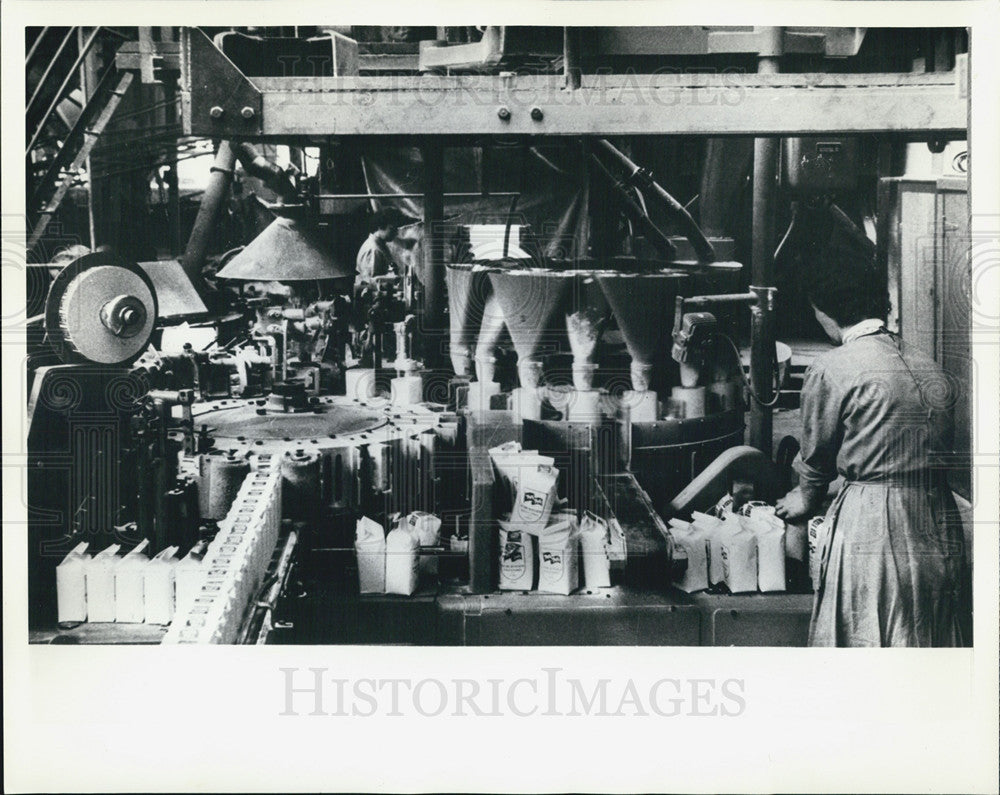 1985 Press Photo 
France Labor
Massandre Sugar Mill - Historic Images