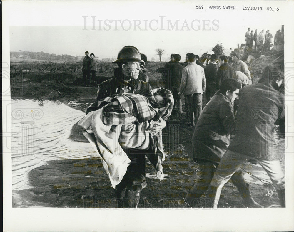 1959 Press Photo rescue worker finds a live child in muddy debris - Historic Images