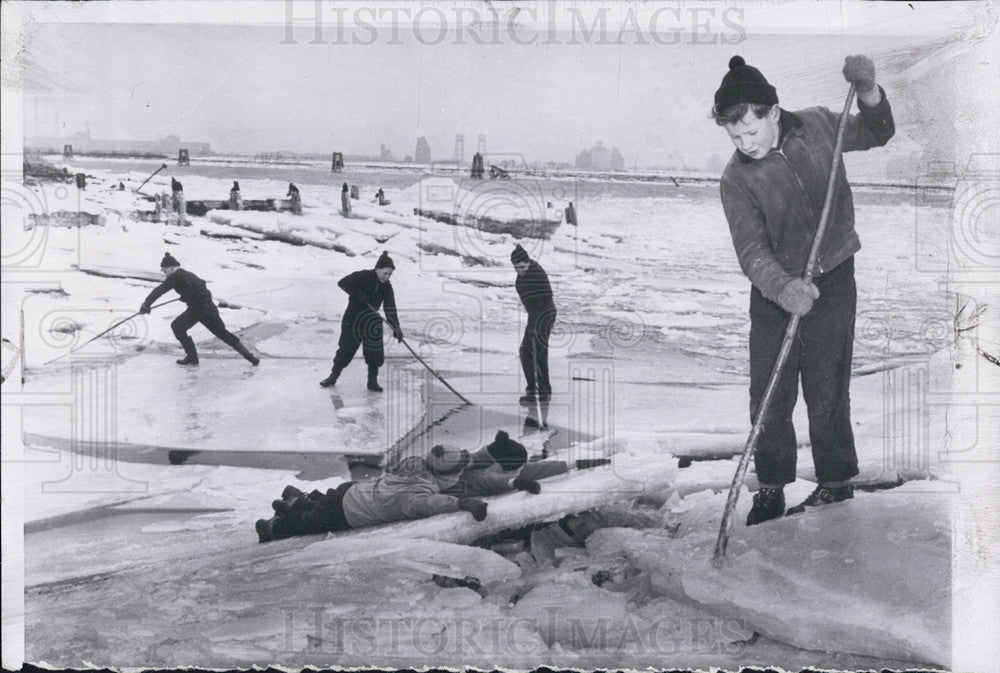 1956 Press Photo
Cold-weather plague
Hamburg, Germany - Historic Images