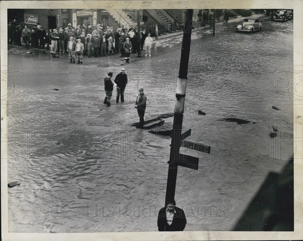 1939 Press Photo 34&quot; water line breaks flooding  of State and Superior Sts - Historic Images