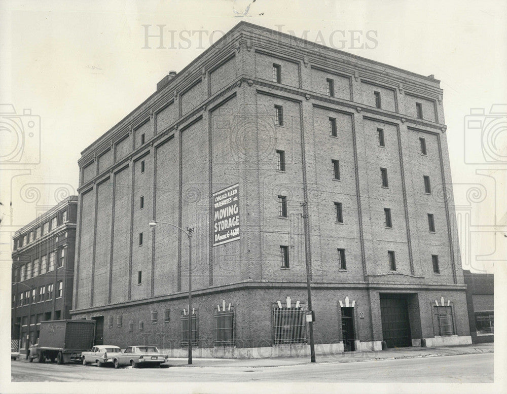 1964 Press Photo Guns were Found in Raid at 5th Floor Apartment on S Wabash - Historic Images