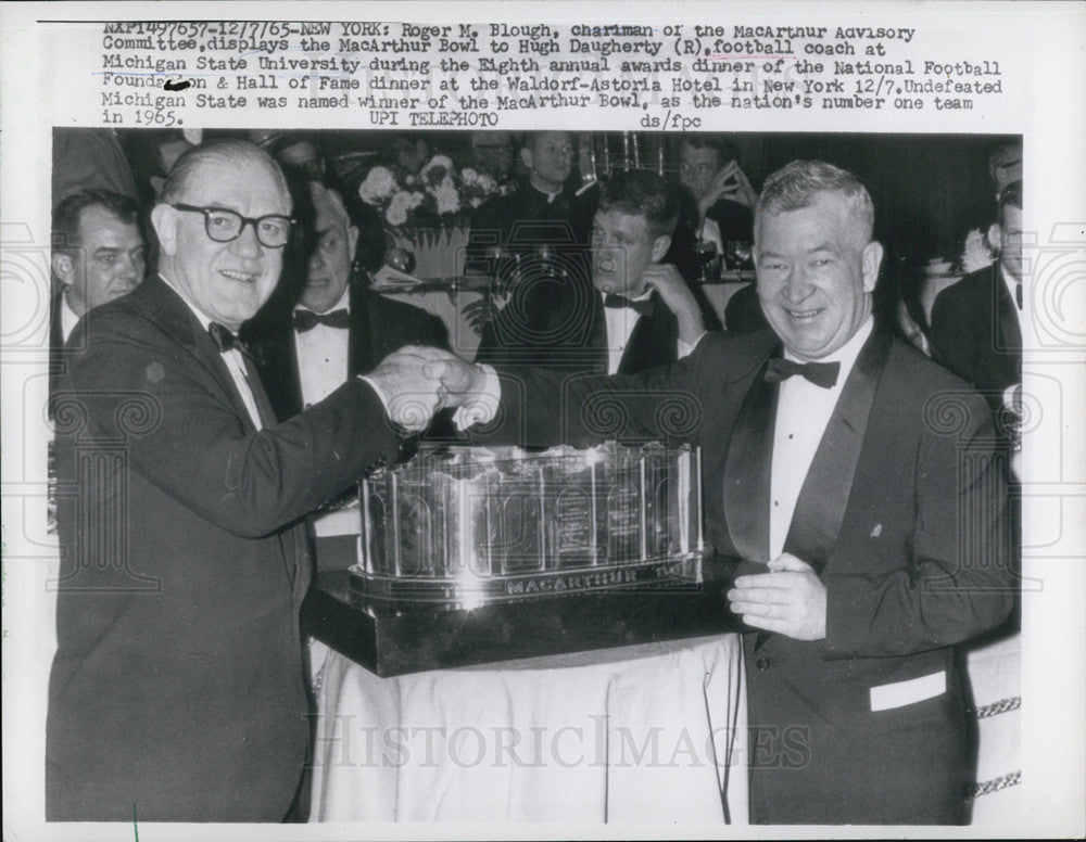 1965 Press Photo Roger M. Blough MacArthur Advisory Committee Bowl - Historic Images