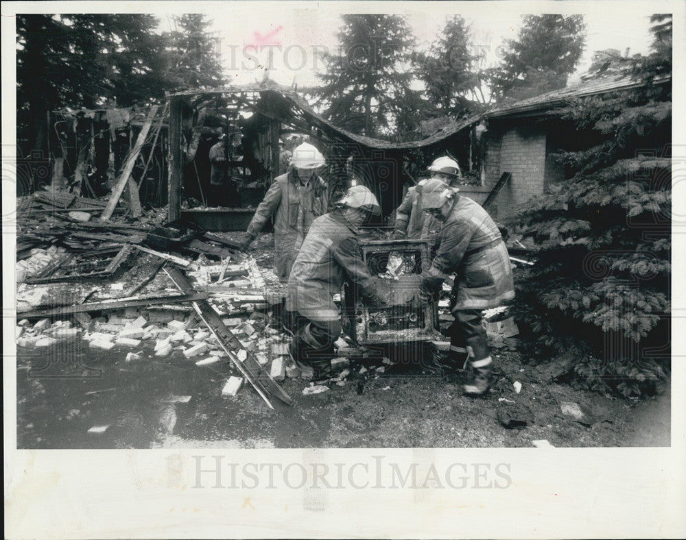 1985 Press Photo Firemen remove gas stove from house that exploded - Historic Images