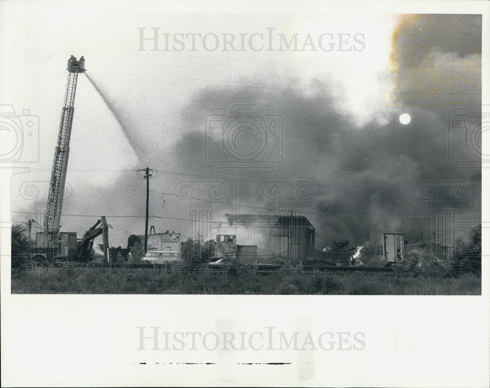 1988 Press Photo Huge cloud of smoke as firefighters battle blaze North Chicago - Historic Images