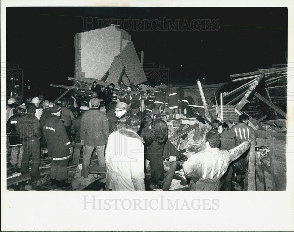 1980 Press Photo Small section Hold Trinity House Prayer Stands Rubble Explosion - Historic Images