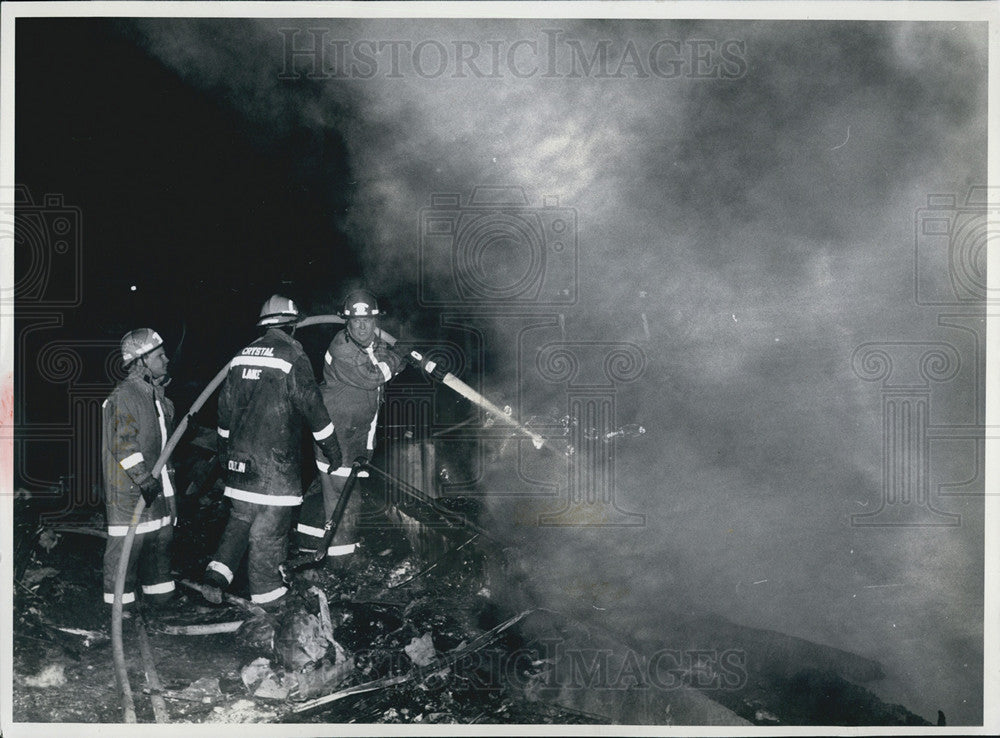 1989 Press Photo Firefighters Pour Water On Ruins House Destroyed Explosion - Historic Images