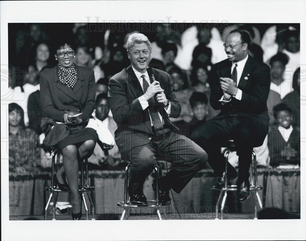 1998 Press Photo Pres. Clinton Shares Stage Principal Gwen Lee  Rep.M Reynolds - Historic Images