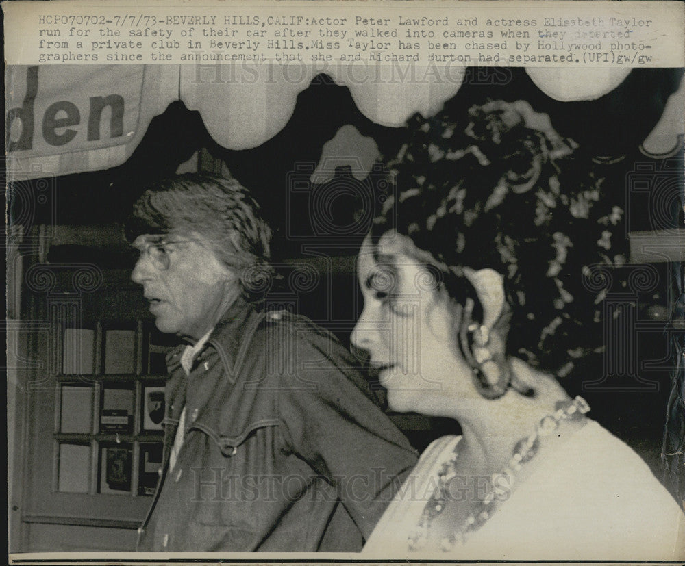 1973 Press Photo Peter Lawford and Elizabeth run for safety from cameras - Historic Images