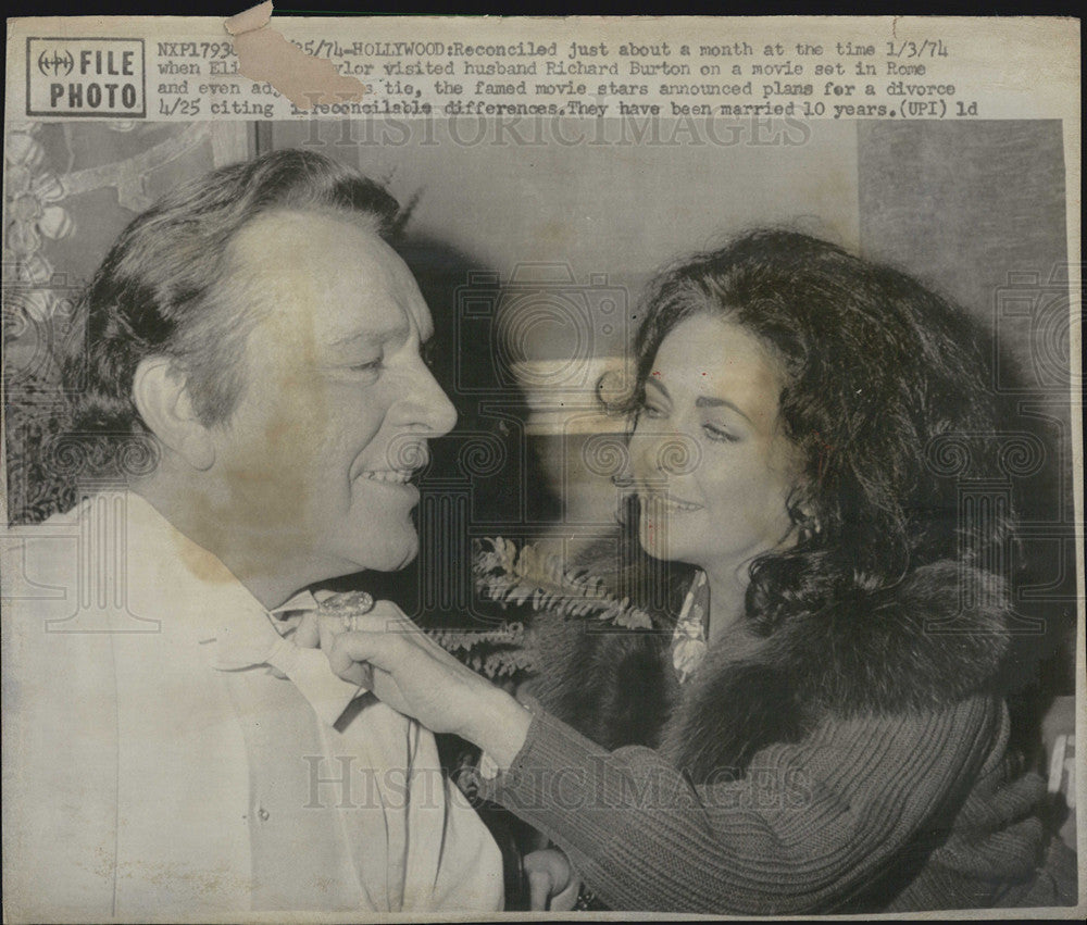 1974 Press Photo Elizabeth Taylor and Richard Burton on a movie set in Rome - Historic Images