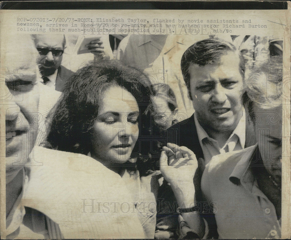 1973 Press Photo Elizabeth Taylor flanked by movie assistants and newsmen - Historic Images