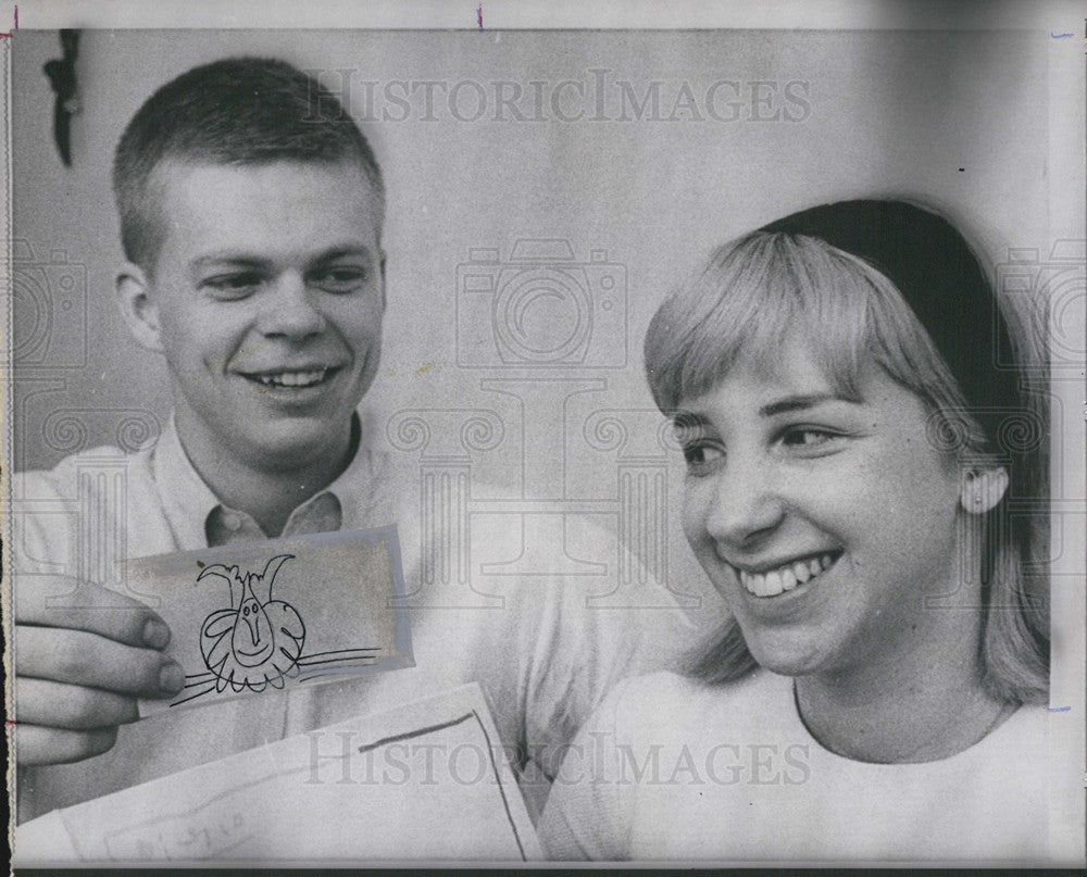 1966 Press Photo Richard Johnson and Wife Speculate on Doodle may be Picasso - Historic Images